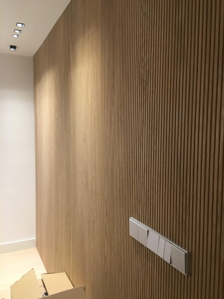 Madera ranurada - Esquina con paneles