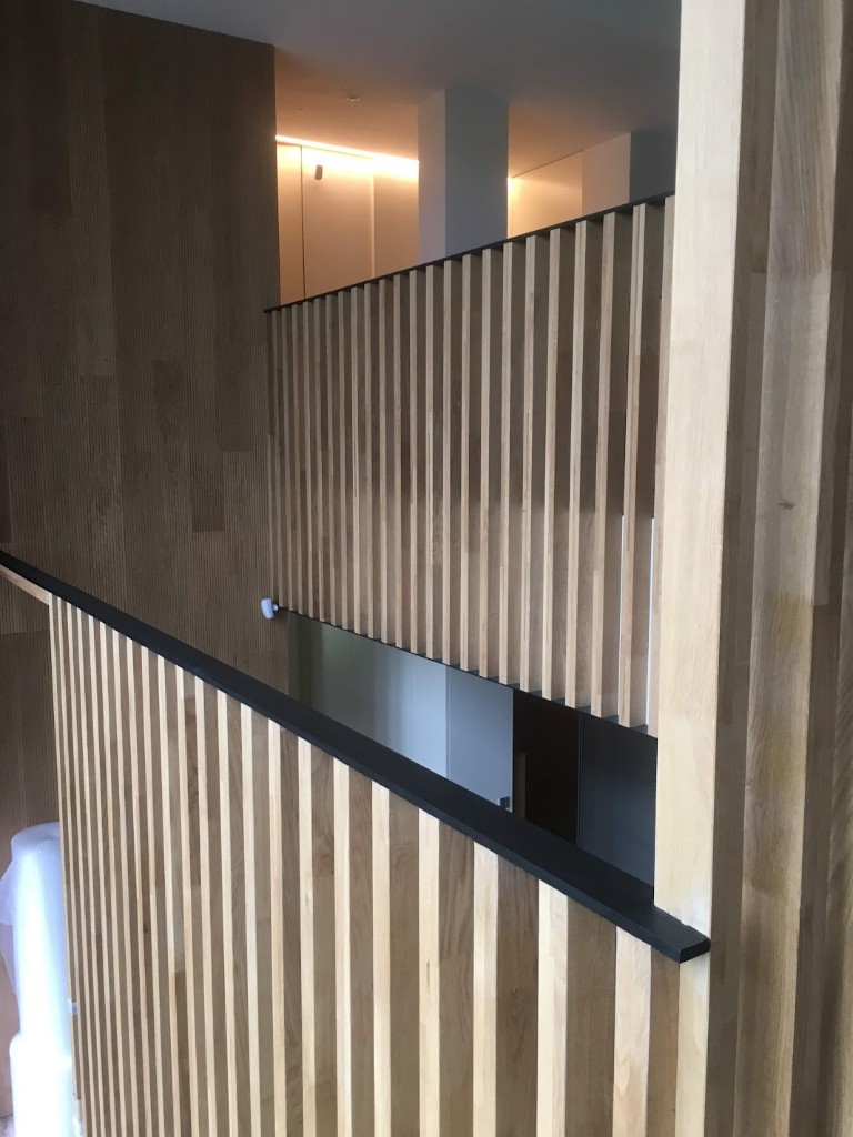 Madera ranurada - Barandilla con listones