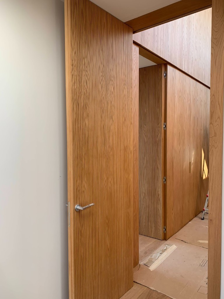 Madera ranurada - Puerta y paredes